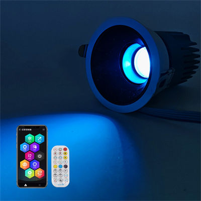 24V RGBW reflektor LED dla chłodnej atmosfery festiwalowej w białym/czarnym mieszkaniu
